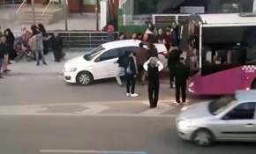 Sürücü hatalı park etti, vatandaşlar el birliğiyle aracı yerinden kaldırdı