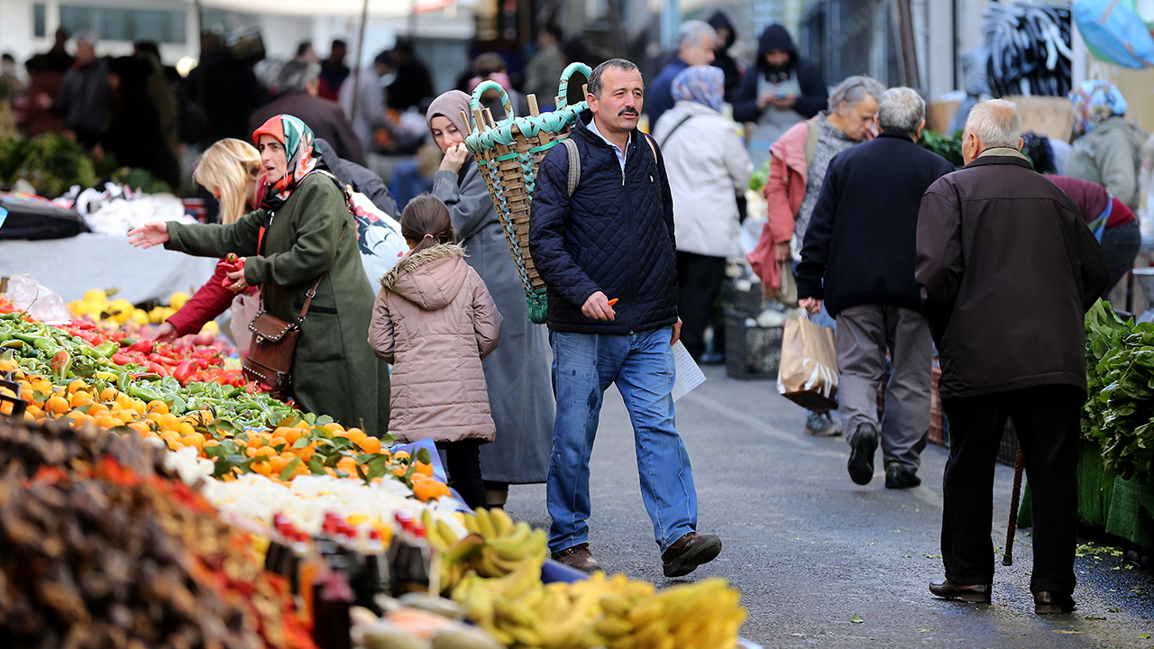 Konya`dan 1989 yılında İstanbul`a gelen Ahmet Bardakçı, 4 sene pazarlarda terlik ve elbise satarak geçimini sağlamaya çalıştı.