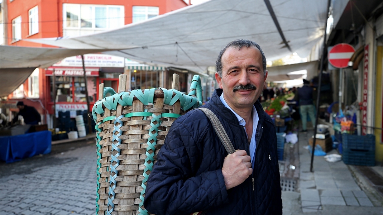  Burada devam ettiği işleri bozulan 5 çocuk babası Bardakçı, işsiz kalınca pazarlarda hamallık yapan ağabeyinin önerisi üzerine 5 yıl önce küfeciliğe başladı.