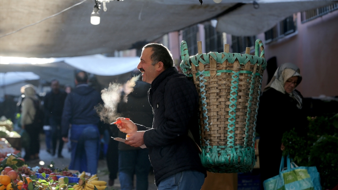 Pazarı dolaşarak esnafa "hayırlı işler" dileyen Bardakçı, siparişlerini tezgahlardan ya da marketten alarak adreslerine ulaştırıyor.