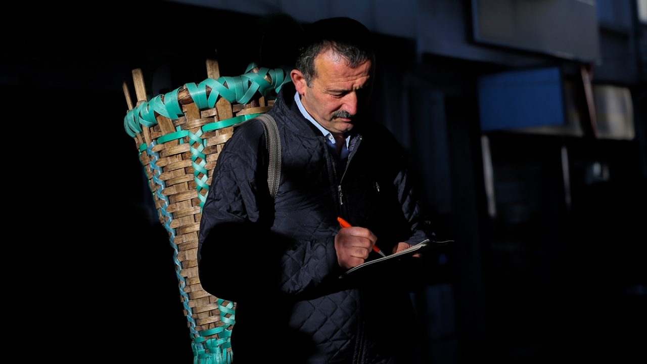 Bardakçı, sipariş olmadığı günlerde ise pazarda alışveriş yapan müşterilerin poşetlerini doldurduğu sırtındaki küfesinde taşıyor.