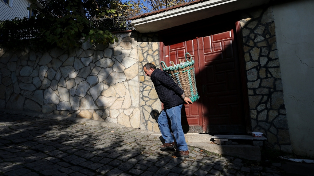 Her gün kilometrelerce yol yürüyen ve ortalama 100 kilogram yük taşıdığını belirten Bardakçı, evinin masraflarını karşılamak için herkes gibi kendisinin de bir mücadele içinde olduğunu belirtti.