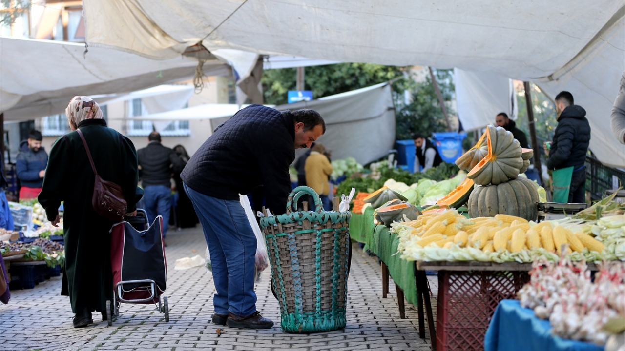Sipariş olmadığında da pazarda esnafı dolaştığını belirten Bardakçı, eşyasını taşıtmak isteyen müşteri kendisine yönlendirdiklerini anlattı. 