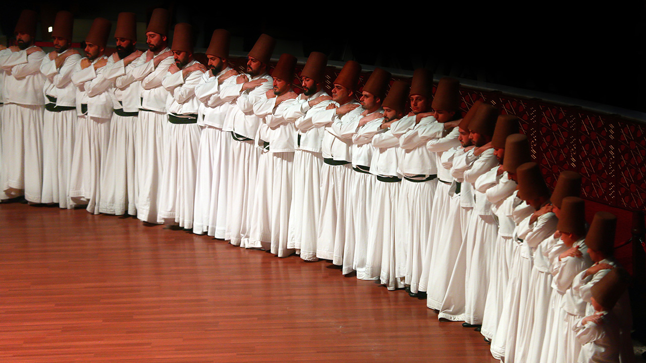 Öğretileri ile tüm dünyadan ilgi gören düşünce adamı, mutasavvıf Mevlana Celaleddin-i Rumi`nin, "Allah ile buluşmak ve aşkı kucaklayıp bağrına basmak" ifadesiyle tanımladığı sema, görselliği ve estetiğiyle izleyenlerde büyük bir etki uyandırıyor.