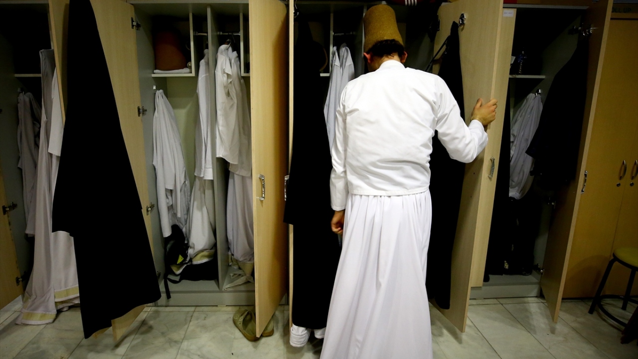 Rumi`nin izinden giden, Mevlana Türbesi’nin en dikkati çeken sembollerinden semazenler, semaya başlamadan önce kıyafetlerini titiz bir sıralamaya göre ve huşu içerisinde giyiniyor. 