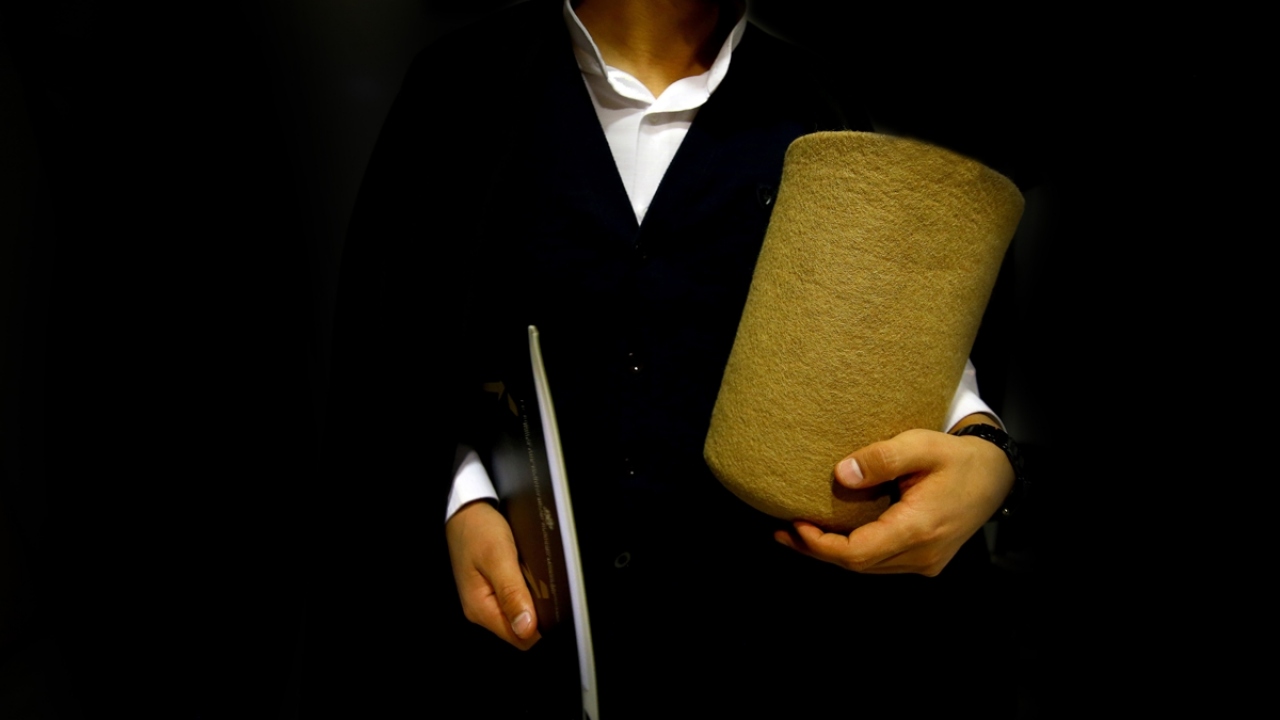 Semazenlerin bu huşusunun altında insana hizmet eden her şeye değer verilmesi anlayışı bulunuyor.