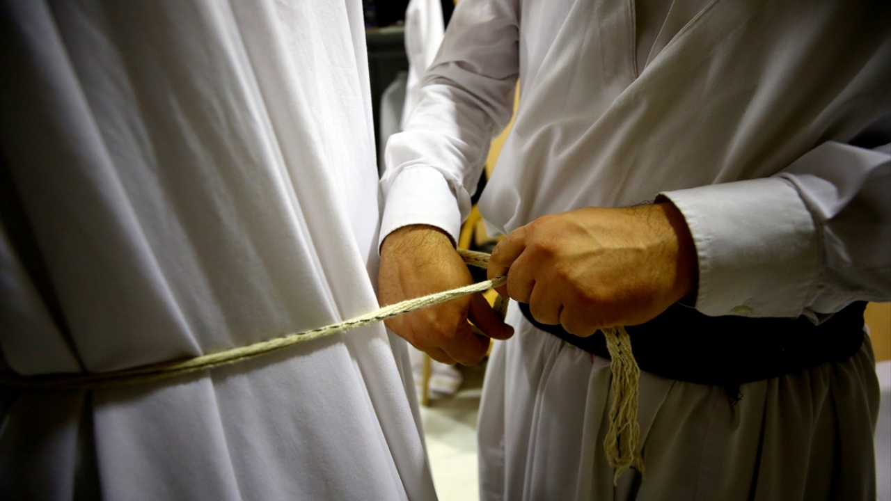 Konya`da, Mevlana`nın kabri ve Mevlevilikle ilgili özel eşyalarının bulunduğu müze ile Mevlana Kültür Merkezi`nde yapılan anma programları yoğun ilgi görüyor.