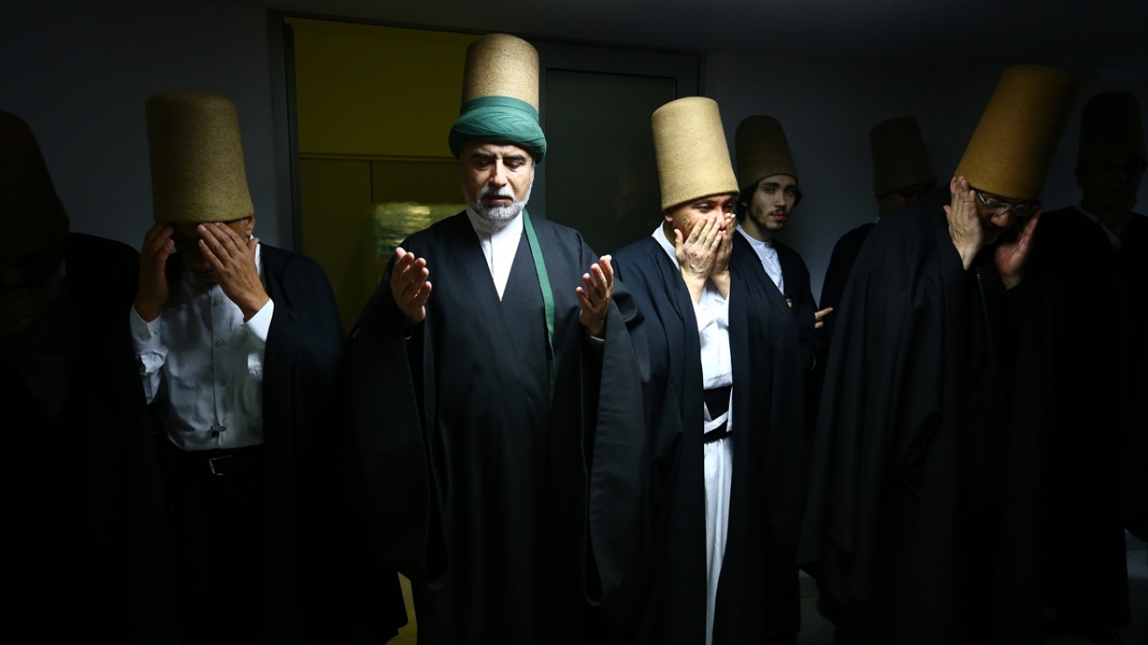 Benliğinden ölü olan Mevlevi dervişinin, başındaki sikkesi nefsinin mezar taşı, giydiği beyaz tennuresi kefeni, sırtındaki hırkası ise kabri olarak kabul ediliyor.