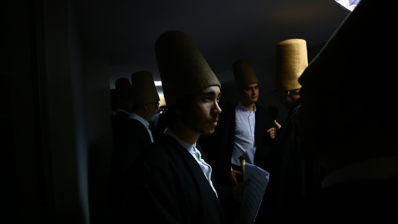 Semahane kainatı, sağ tarafı; görünen ve bilinen madde alemini, sol tarafı ise mana alemini temsil ediyor. Kudümün ilk vuruşu "Ol" emrinin anlatımını, ney "insan-ı kamil", neyin üflenmesi ise İsrafil`in "Sur"u üflemesini simgeliyor.