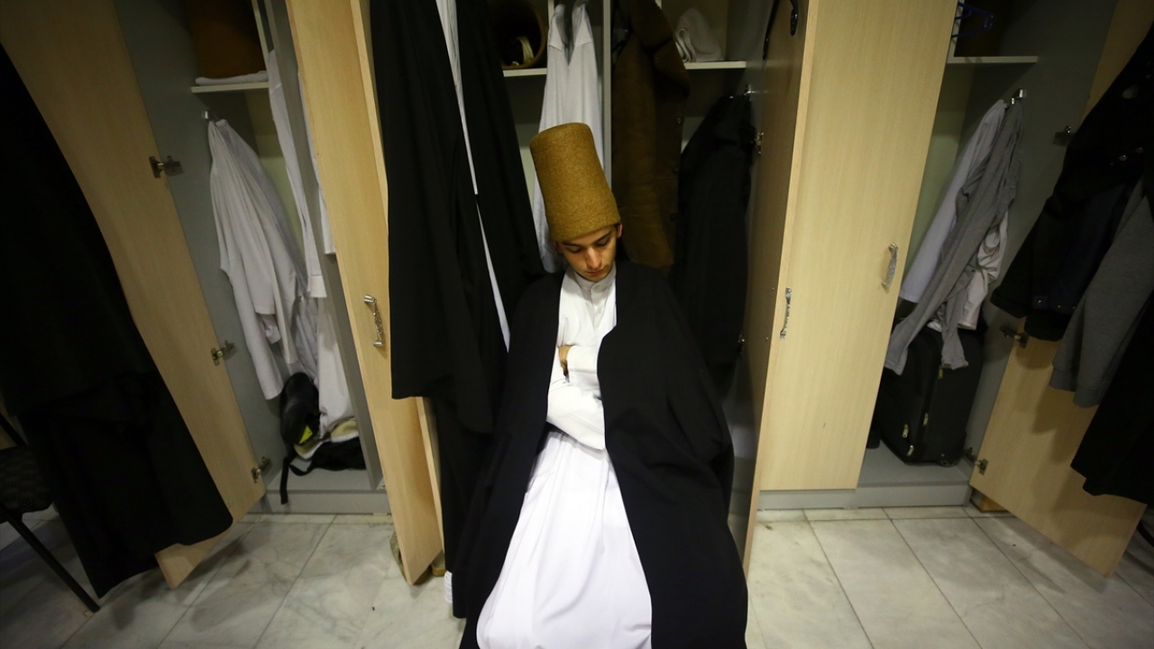 Kültür ve Turizm Bakanlığı Konya Türk Tasavvuf Müziği Topluluğu Müdürü ve Postnişin Fahri Özçakıl, semanın işitme manasına geldiğini söyledi.