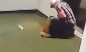 Tasması asansör kapısına sıkışan köpeği böyle kurtardı