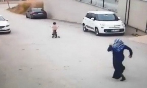 Yokuş aşağı bisikletle giden kızın hayatını servis şoförü kurtardı