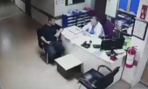 Hastanede tavandan düşen teknisyen kamerada