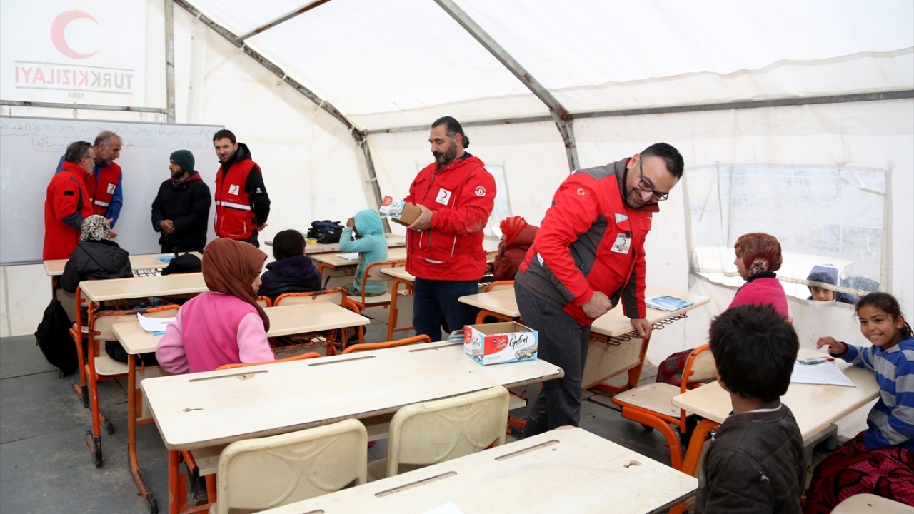 İnsanların yaşam alanlarının elverişli hale getirilmesine yönelikte çalışmalar yürüttüklerini aktaran Turunç, bunun yanında zaman zaman hijyen malzemesi ve çocukların eğitimleriyle ilgili ihtiyaçlarının da giderildiğini belirtti.