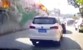 Çin'de mağazada patlama anı araç kamerasında