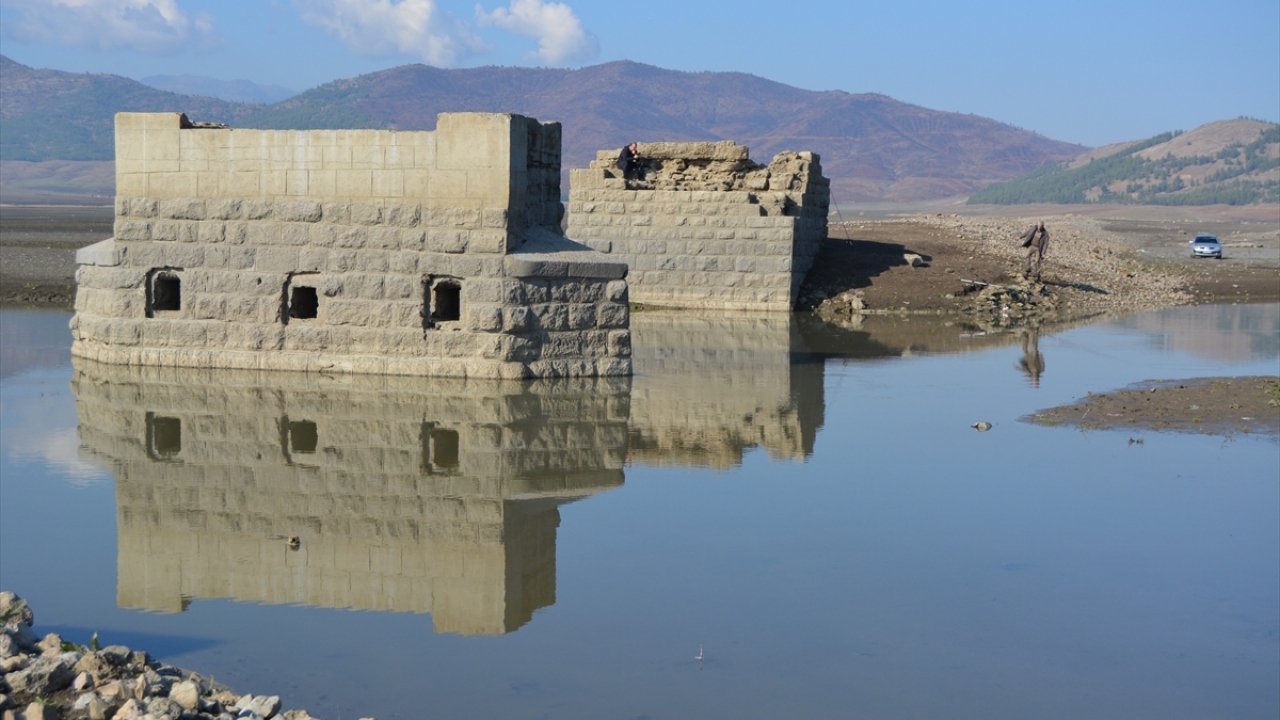Barajda yapılan yükseltme çalışmaları nedeniyle suların çekilmesiyle Suriye sınırına doğru giden demiryolunun geçtiği köprüyle rayların altına serilen taşlar rahatlıkla görünür hale geldi.