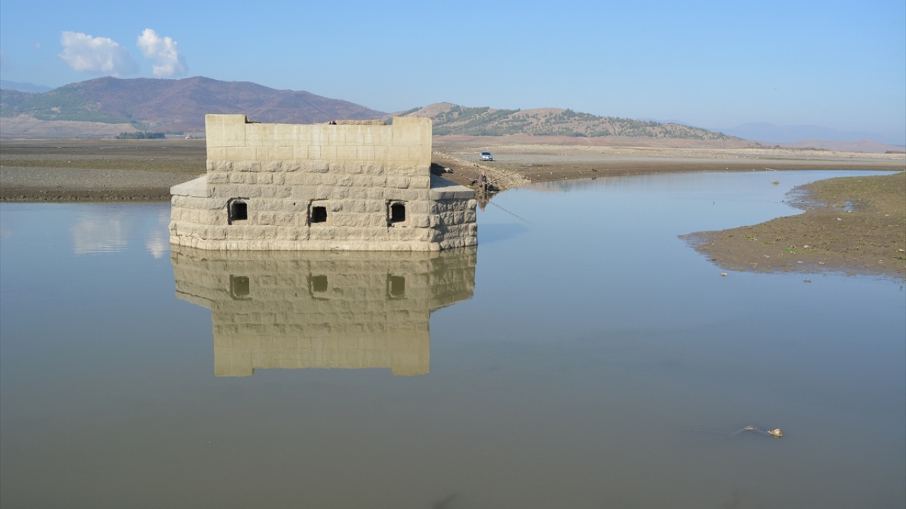 Suların çekilmesiyle ilk defa yıkılan köprüye ulaşan vatandaşlar, burada balık tutmanın keyfini yaşadı.