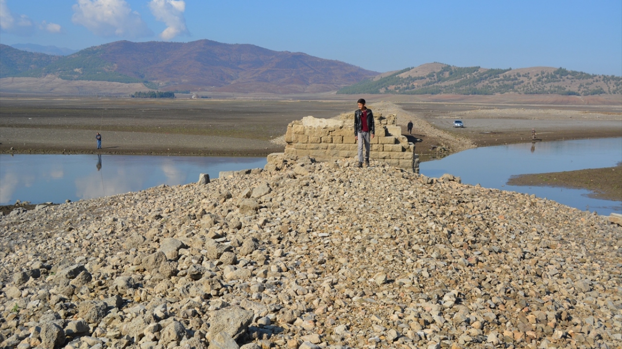 Bölgeye ilk defa girebildiklerini ifade eden Mehmet Yılmaz, yaklaşık elli yıl sonra baraj altında kalan yaklaşık 7 metre yüksekliğindeki eski demiryolu köprüsünü gördüklerini söyledi.