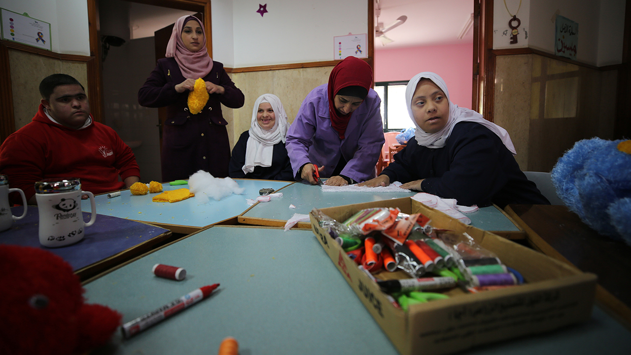 Belçika merkezli Dalia Vakfı`nın Gazze`deki partner kuruluşu Yaşam Hakkı Derneği aracılığıyla finanse ettiği "Kararlı İnsanlar" projesi çerçevesinde down sendromlu 10 öğrenci, oyuncak yapımını öğreniyor. 