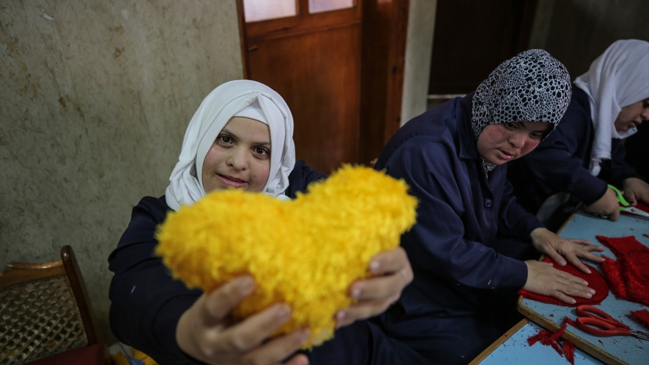 Bu grubun iş yapma ve üretme gücüne sahip orta dereceli down sendromlu kişilerden oluştuğunu ifade eden Sabit, kursiyerlere öncelikle dikiş eğitimi verildiğini belirtti.
