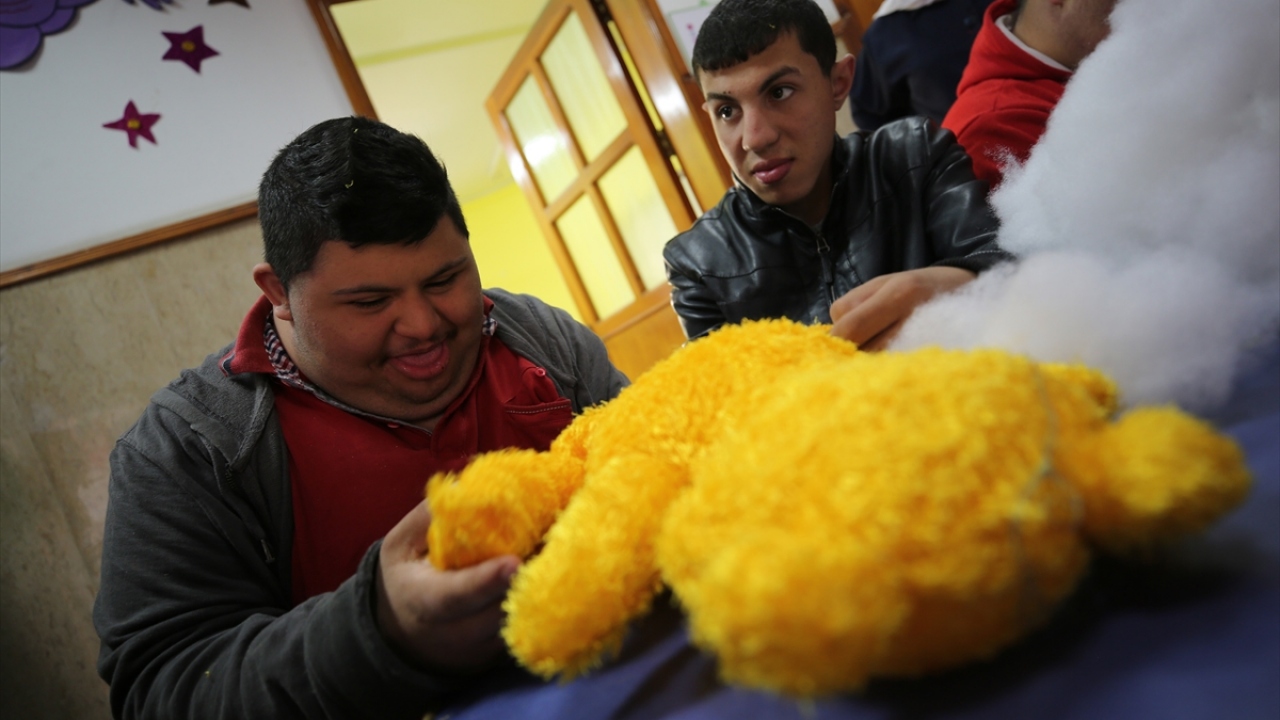 Hem çalışıyor hem eğleniyorlar