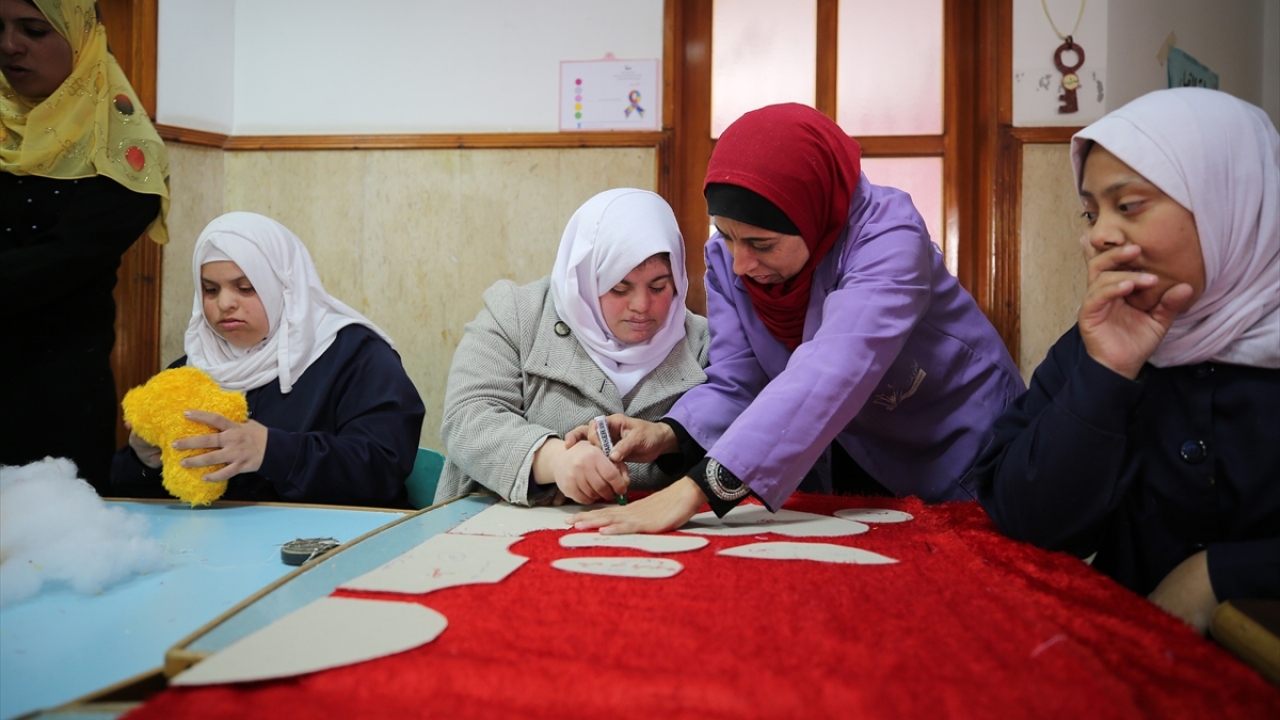 Kesim ve dikiş işlemi biten kumaşı 16 yaşındaki Muhammed Hüseyin alarak içini beyaz pamukla dolduruyor ve ortaya oyuncak ayı çıkıyor. 