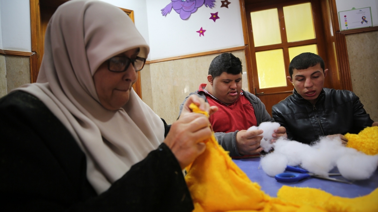 Down sendromlu 14 yaşındaki Fatma`nın annesi Hayat el-Hebbaş (55), tüm eğitim kurslarında kızına eşlik ettiğini dile getirdi. 