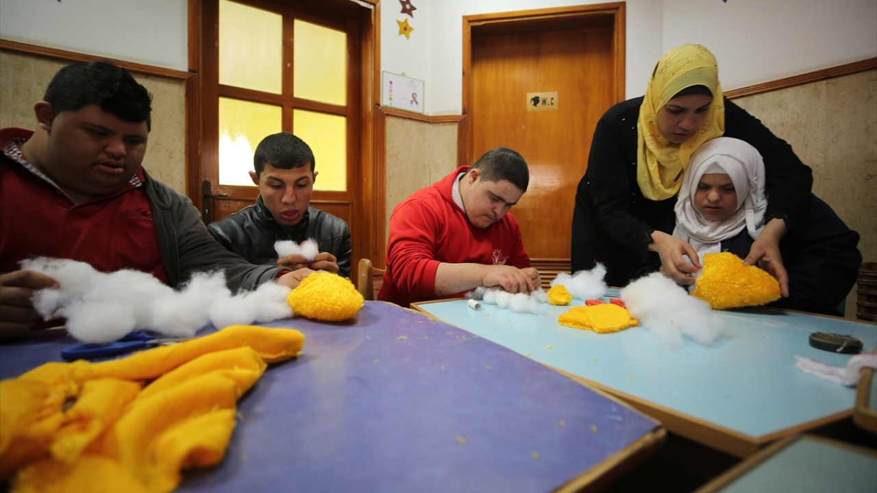 Anne Hebbaş, psikolojik destek sağlamak, kursa ve üretime devam etmesini teşvik etmenin yanı sıra kızının çalışmalarını izlemeye özen gösterdiğini ifade etti.