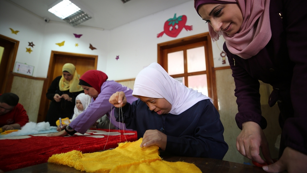 Kızının daha iyi bir geleceğe sahip olmasının en büyük isteği olduğunu vurgulayan Hebbaş, dikiş işini iyice öğrenmesi ve bunu gelecekte kendisine meslek edinmesi için Fatma`ya evde bazı dikiş tekniklerini de öğretmeye çalıştığını belirtti. 