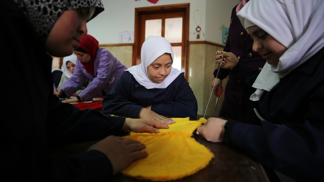 Yaşam Hakkı Derneğinde özel eğitim öğretmeni Menal el-Uruki, down sendromluların oyuncak ayı yapmalarına gözlemcilik yaparken mutluluk duyduğunu söyledi.