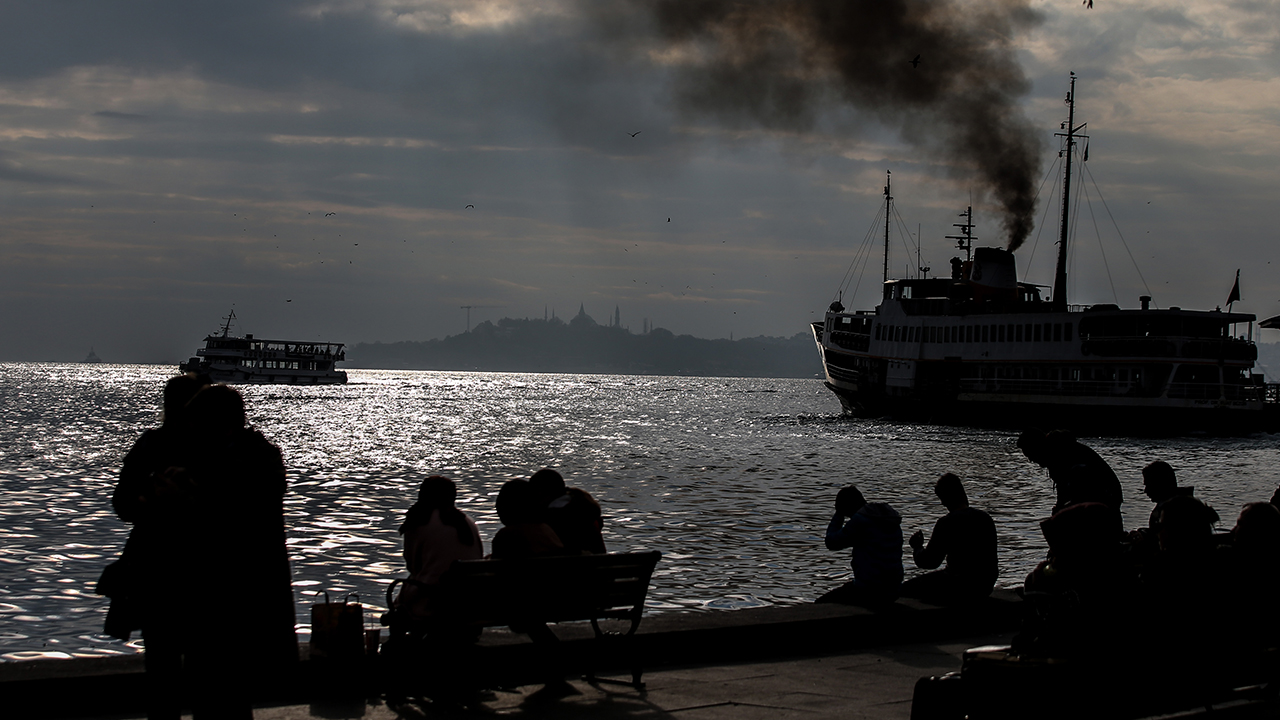 Bu sırada Beşiktaş sahilinde oturan vatandaşlar Tarihi Yarımada ve geçen vapurları seyretti.