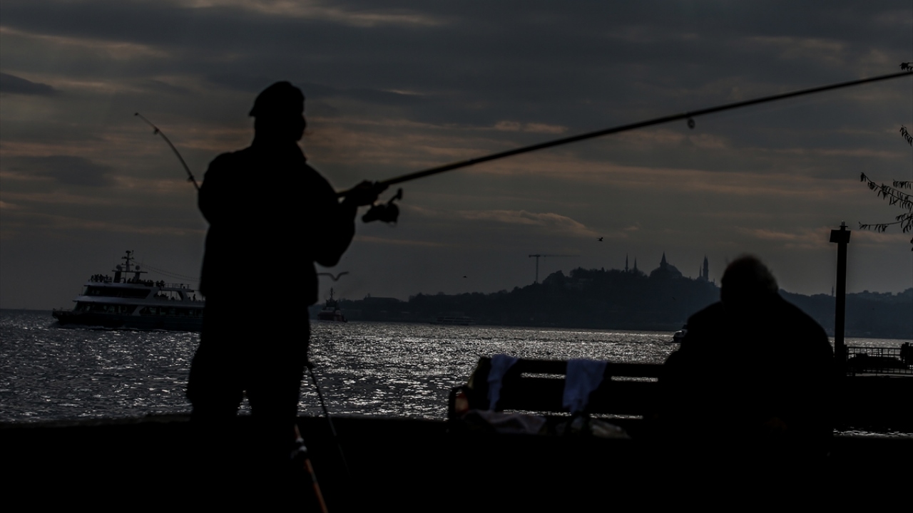 Beşiktaş sahilinde balık tutan olta balıkçılarının silüeti güzel görüntüler oluşturdu.