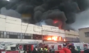 Rusya'da alışveriş merkezlerinin bulunduğu caddede korkutan yangın