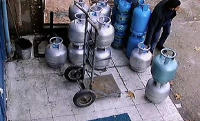 Dükkan sahibinin servise çıkmasını fırsat bilip 2 mutfak tüpünü çaldılar