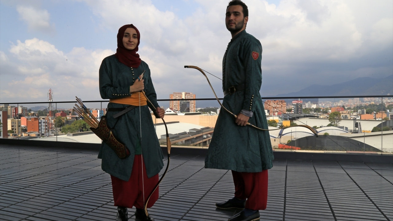 Okçular Vakfı Spor Kulübü sporcuları Kolombiya’nın başkenti Bogota`da Geleneksel Türk Okçuluğu gösterisi düzenledi.