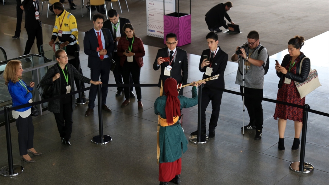 Okçular Vakfı Spor Kulübü sporcuları Kübra Balaban ve Mehmet Keskin, toplantının gerçekleştirildiği Agora Kongre Merkezinde düzenlenen etkinlikte bu alandaki hünerlerini sergiledi.