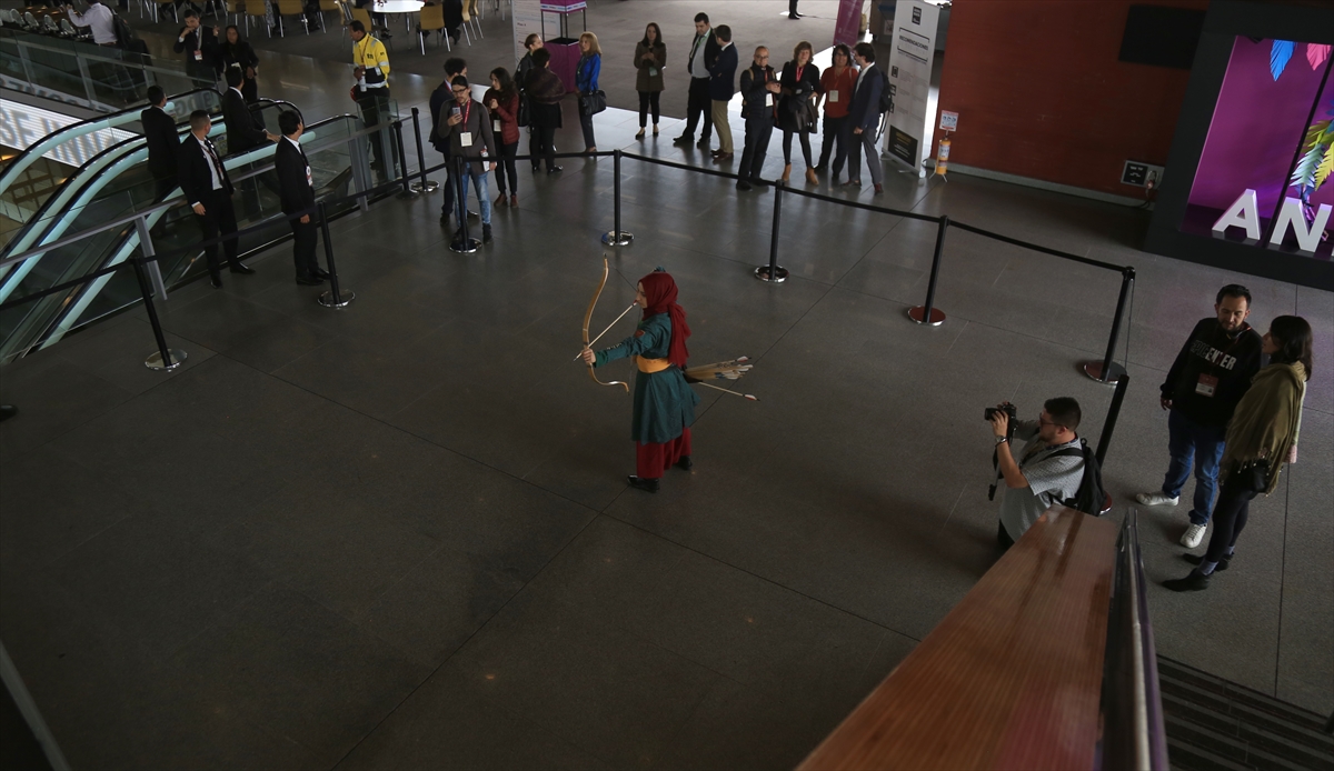 Birçok ülkeden toplantıya katılan temsilcilerin yanı sıra kongre merkezinde bulunan Kolombiyalılarca merakla seyredilen gösteride katılımcılara zihgir armağan edildi.