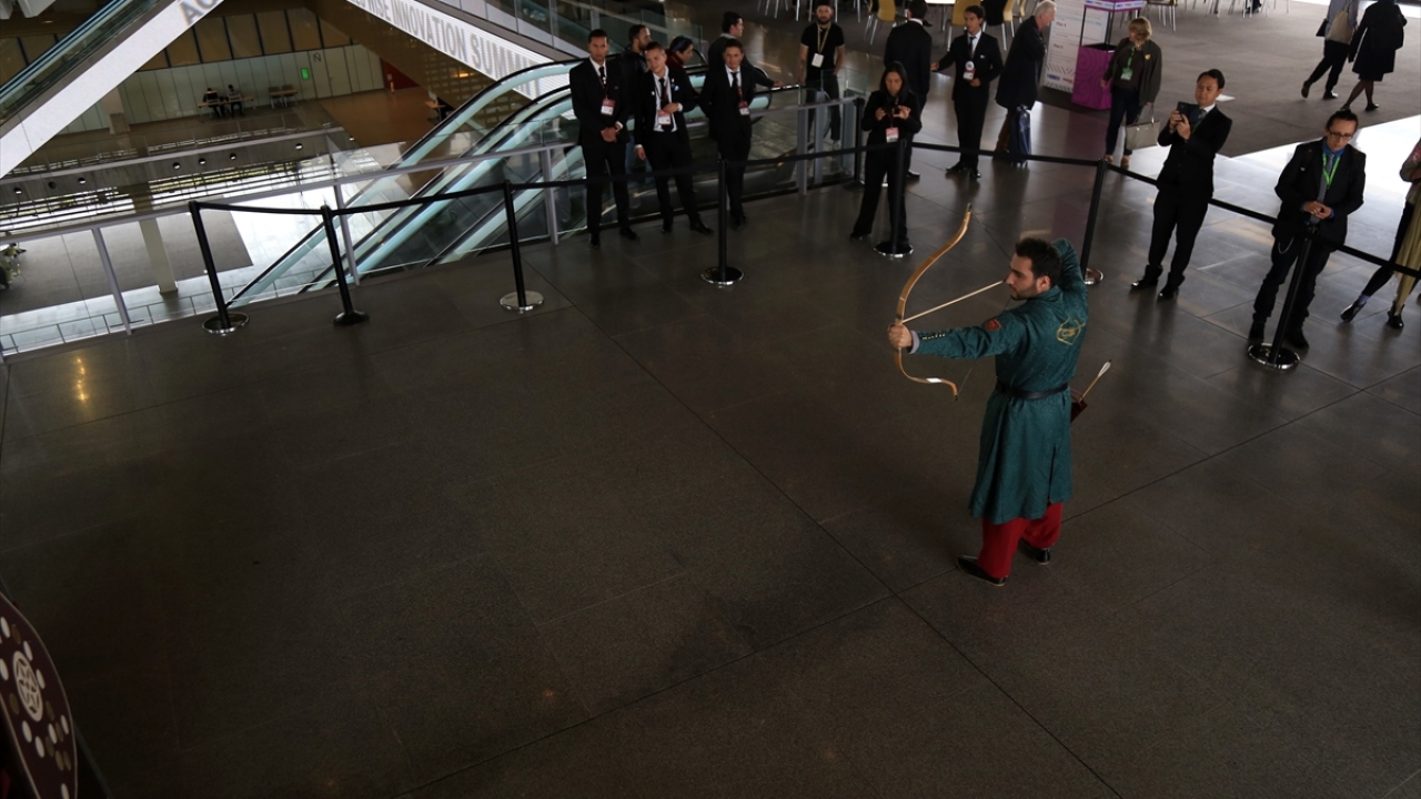 Geleneksel Türk yayı ve okuna ilişkin bilgi alan ziyaretçiler yay ve oku yakından incelemeyi, fotoğraf çekilmeyi ihmal etmedi.