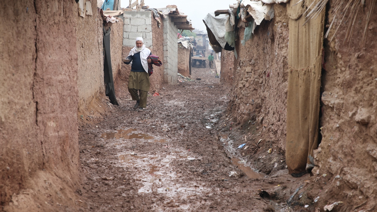 Pakistan`daki Afgan mülteci kampında yağmurlar nedeniyle yollar tamamen çamur birikintisine dönmüşken birçok kişinin ayakkabısı bile yok. 