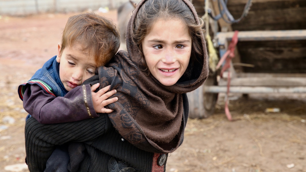 Kentin dışında kurulan yaklaşık 10 bin kişinin yaşadığı kampta evlerin tamamının kerpiçten olması ve altyapının olmaması zorlu kış şartlarının etkilerini artırıyor.