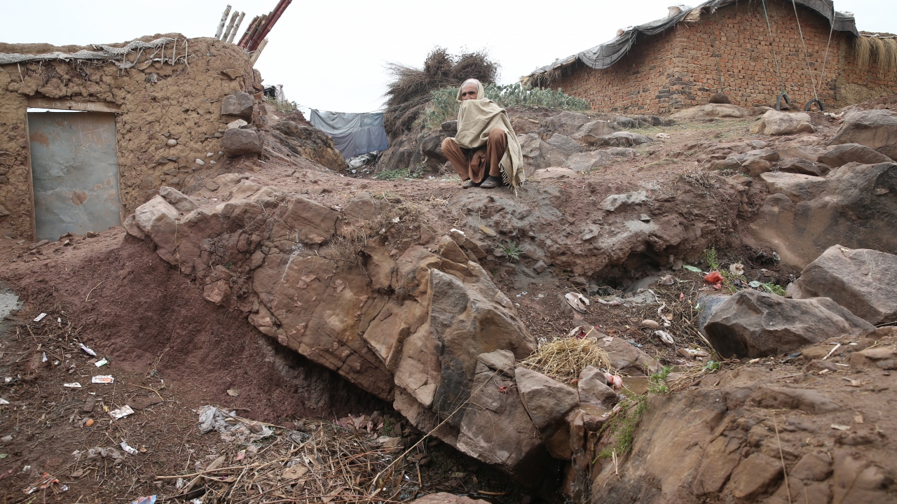 Kampa kışın getirdiği zorluklardan bir diğeri de çamura ve göle dönen yollar. 