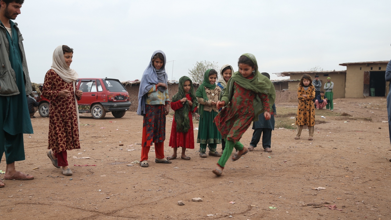 Mültecilerin evlerinin altından açılan deliklerden kamp içindeki yollara atık sular akıyor.