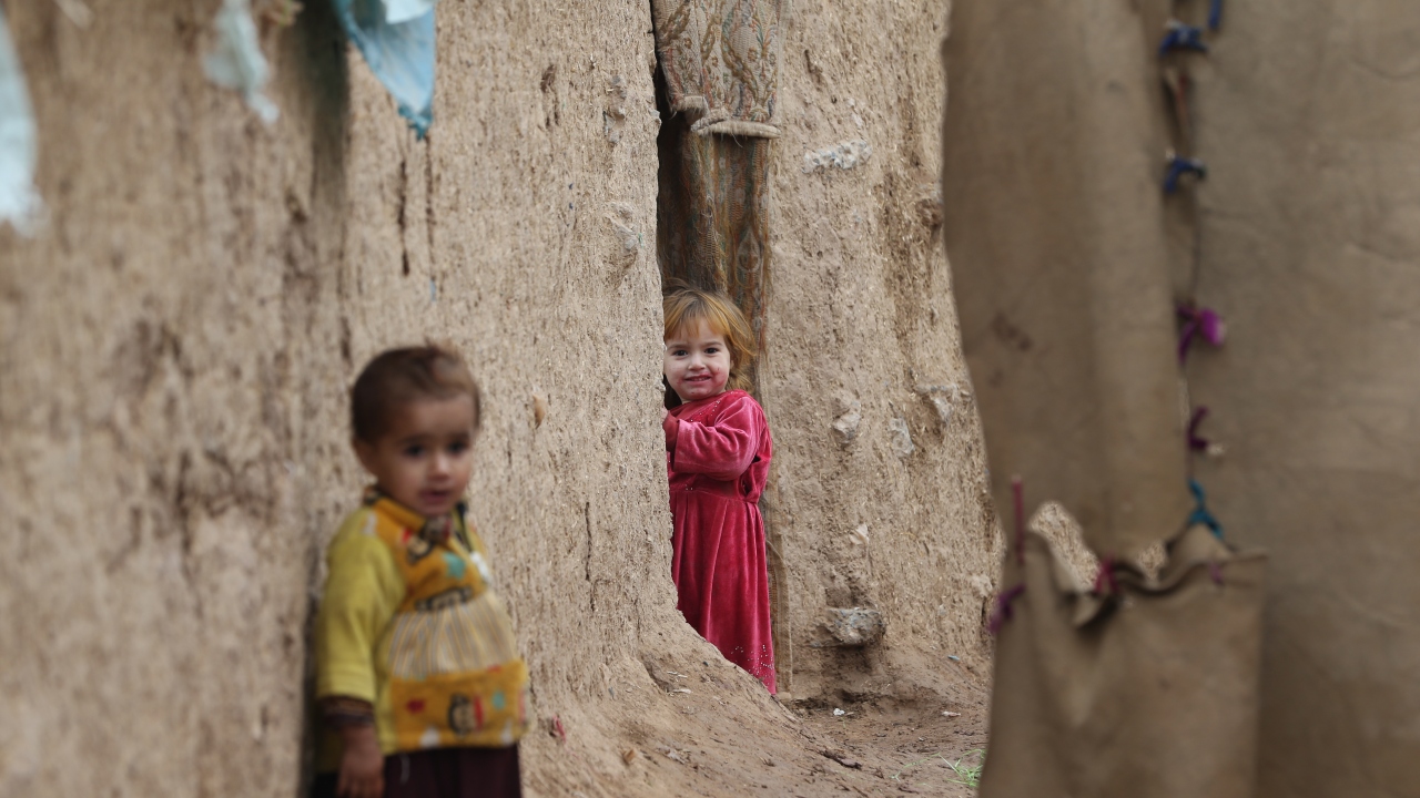 Çamurlu yollarda yürüyebileceği ayakkabısı bile olmayan insanların yaşadığı kamp resmi bir niteliği olmadığı için senede birkaç kere yardım geliyor.