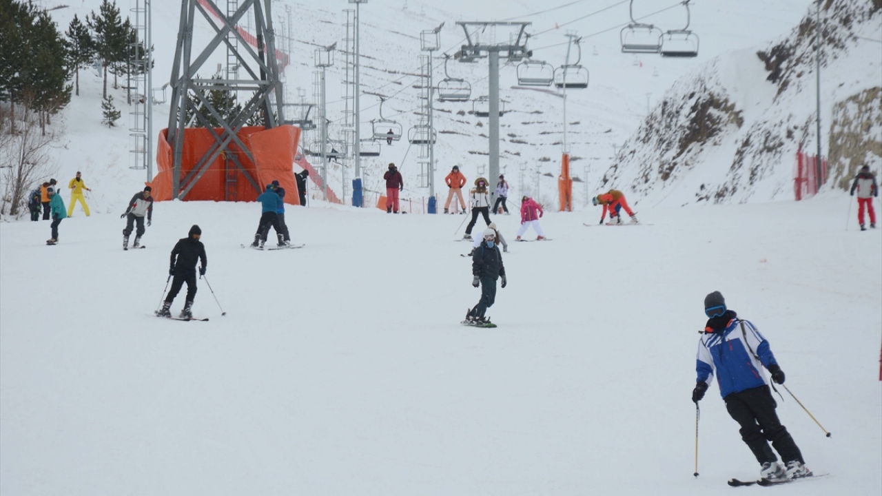 Ülkede kayak sezonunu en erken açan merkez olarak ön plana çıkan Palandöken, hafta sonu tatilini fırsat bilen kayakseverler ile aileleri ağırladı.