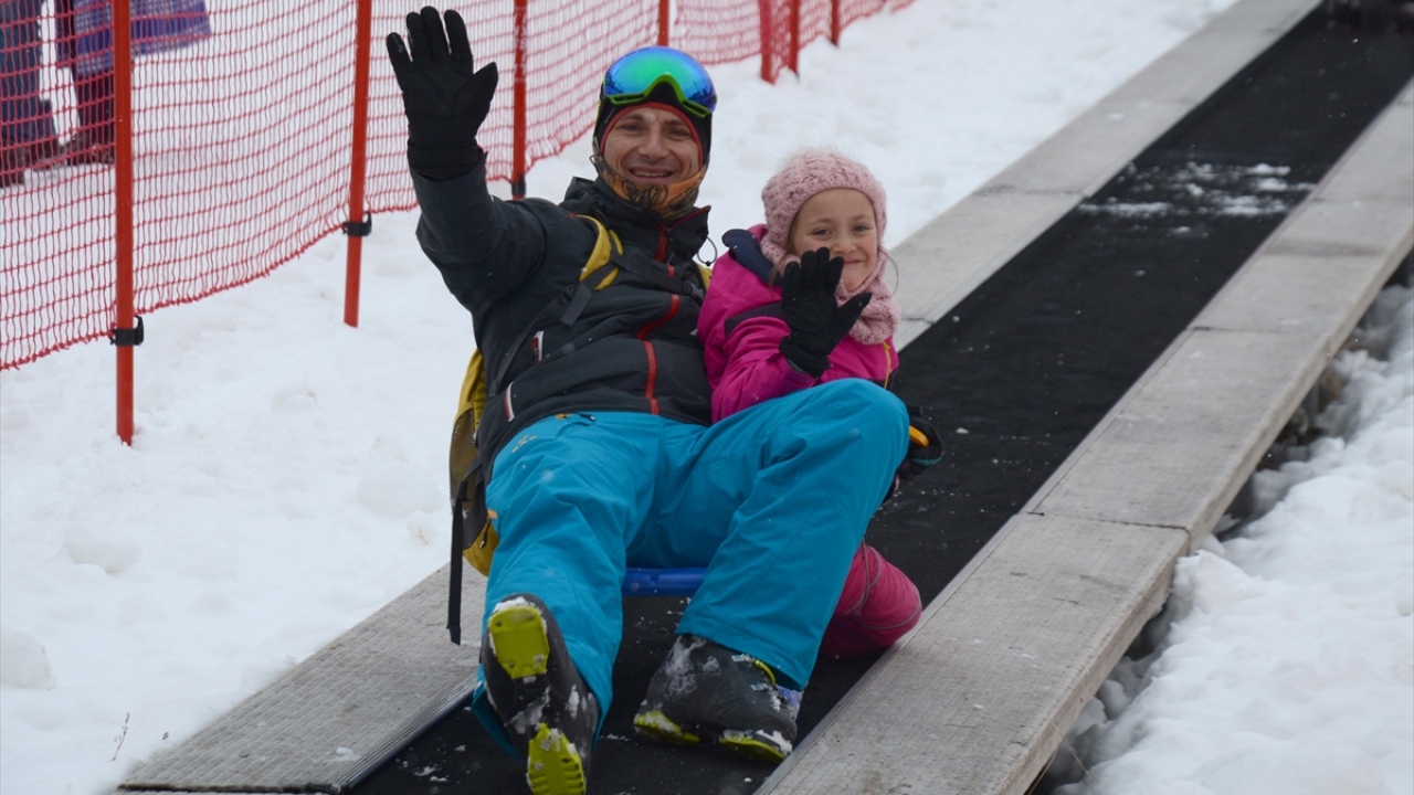 Kar kalınlığının 54 santimetreye ulaştığı merkezde yoğunluk oluşturan ziyaretçiler, kızak, snowboard ve kayak takımlarıyla kaymanın keyfini çıkardı.