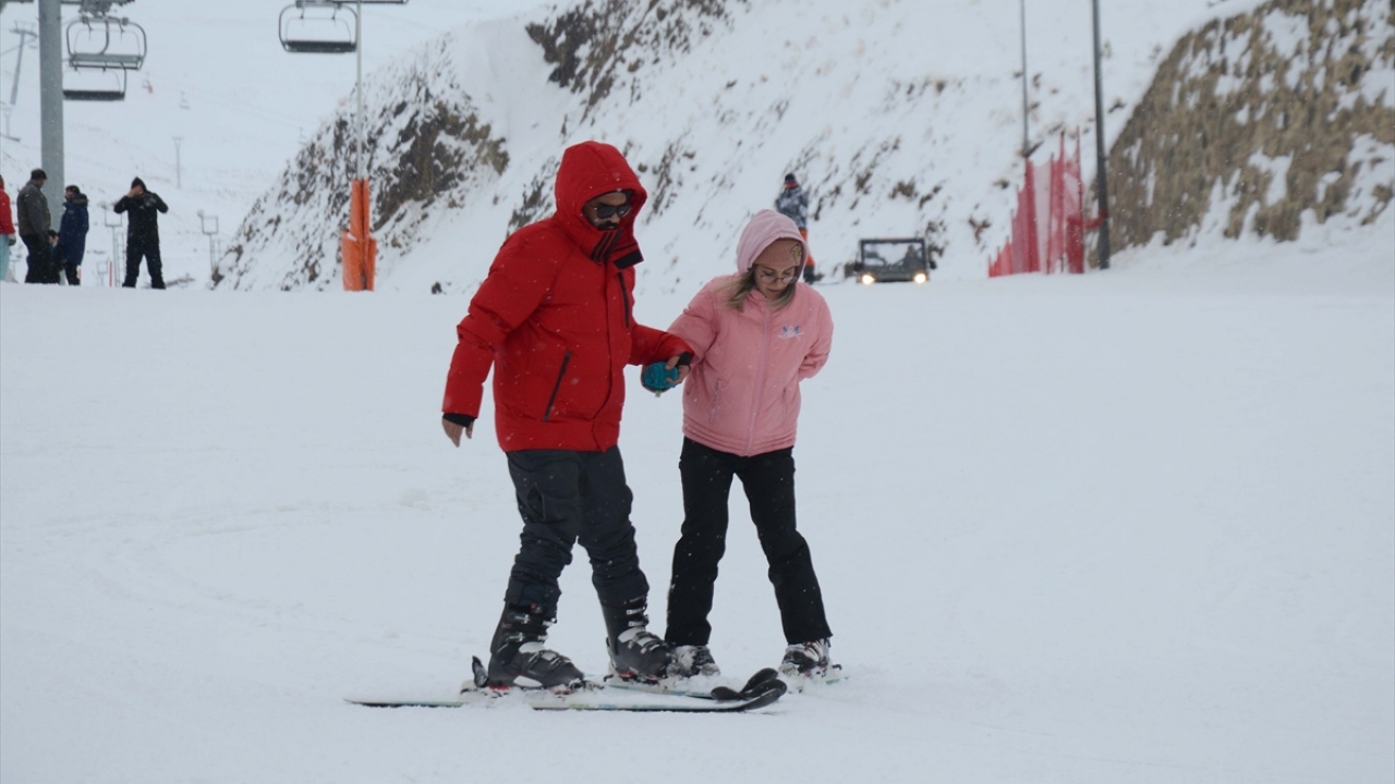 Çevre illerdekilerin de tercih ettiği kayak merkezinde, çocukların aileleriyle kızakla kayması renkli görüntüler oluşturdu.