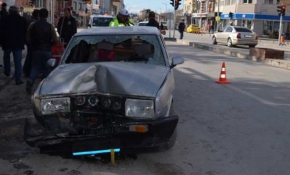 Ehliyetsiz sürücü 'drift' yaparken minibüse çarptı