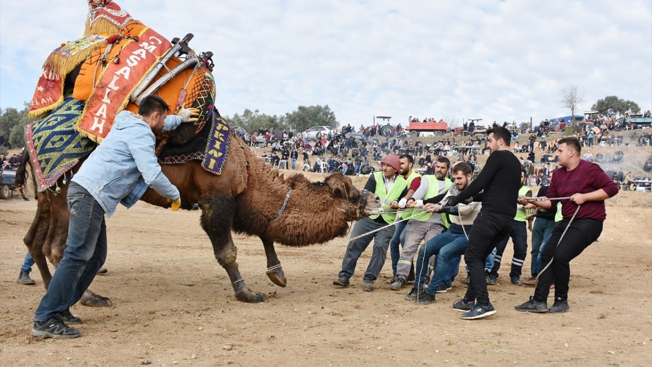 Turgutlu Belediye Başkanı Çetin Akın, festivale katılan deve sahipleri ile izleyicilere ilgilerinden dolayı teşekkür etti.