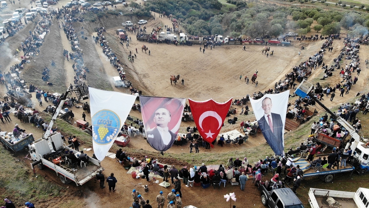 Güreşleri, Turgutlu Belediye Başkanı Çetin Akın, Turgutlu Ziraat Odası Başkanı Abdullah Şenol, Turgutlu Esnaf ve Sanatkarlar Kredi Kooperatifi Başkanı Hasan Hüseyin Coşkun ve deve güreşi meraklıları izledi. 