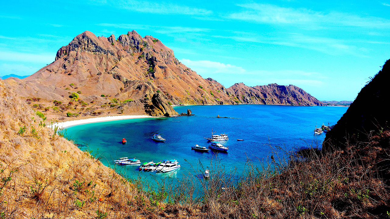 Endonezya`nın Doğu Nusa Tenggara kentindeki Komodo Ulusal Park`ı sunduğu tropik deniz ve ada manzaralarıyla yerli ve yabancı turistlerin en çok ziyaret ettikleri mekanlardan. 
